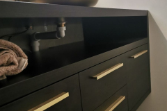 Koupelnová závěsná skříňka s umyvadlem na desku