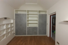 Vestavěná skříň a soubor polic