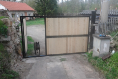 Vrata vjezdová - konstrukce ocelový jekl, výplň smrk, pohon Stille 400